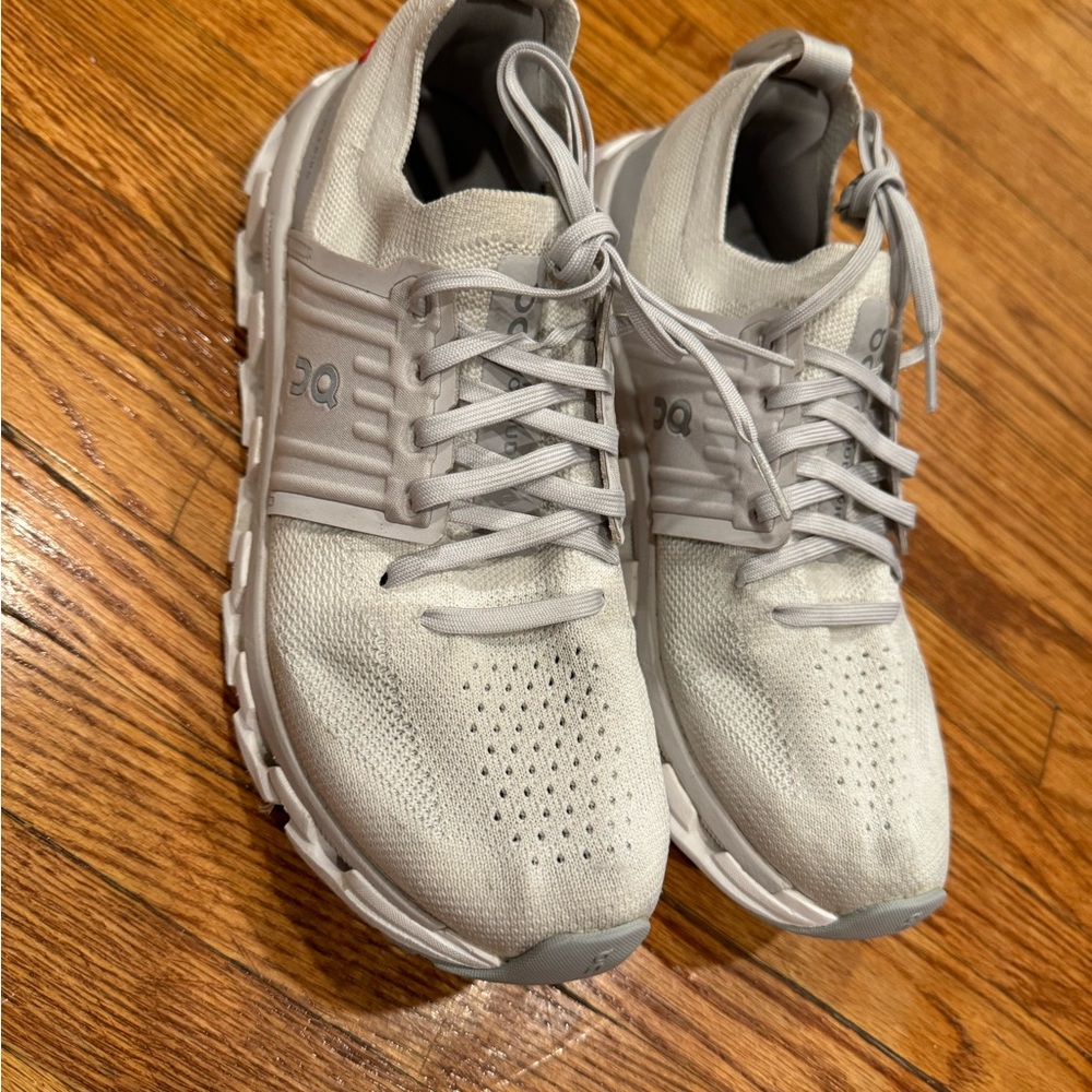 Women’s on clouds size w7.5 in good condition!